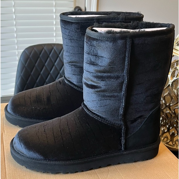 UGG Classic Short II Croc - Picture 1 of 7